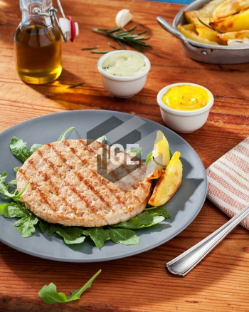 Grilled chicken / turkey burger